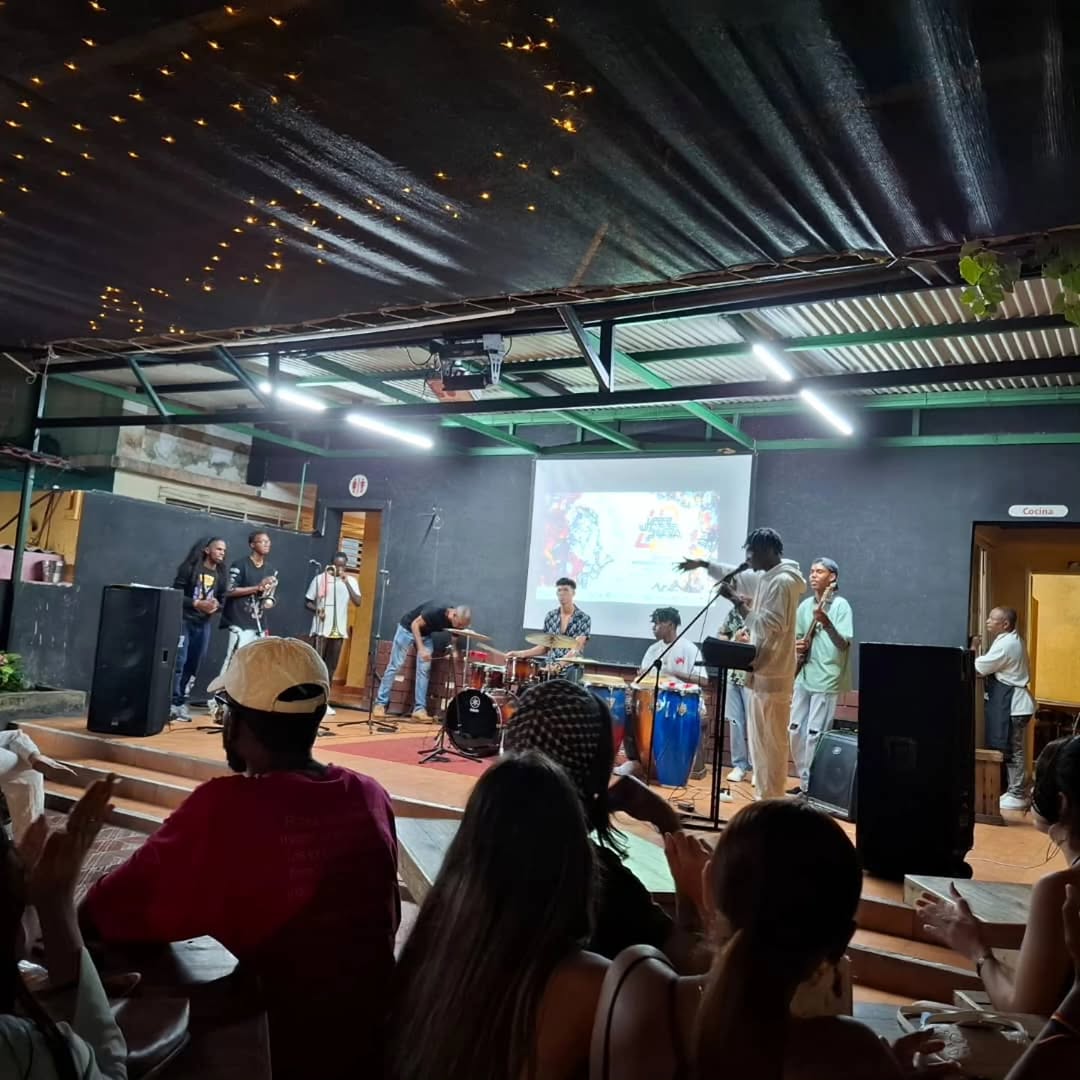 La Claqueta: live performance atmosphere well