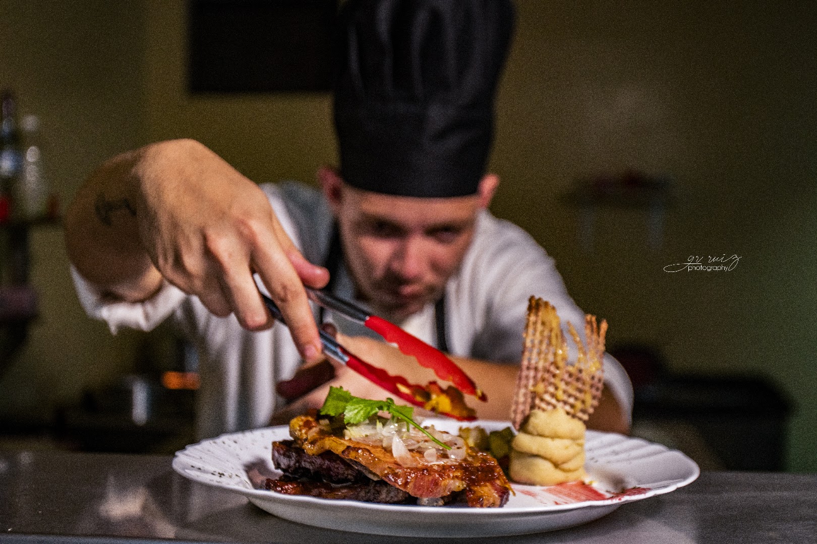 Restaurante Isla Bella: professional chef plating food