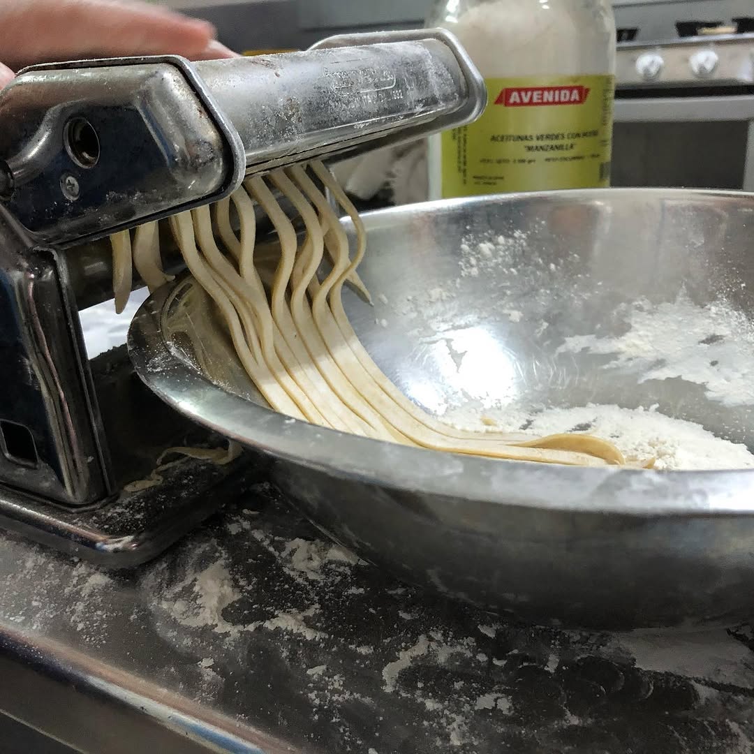 Restaurant Bar La Redacción: fresh pasta preparation