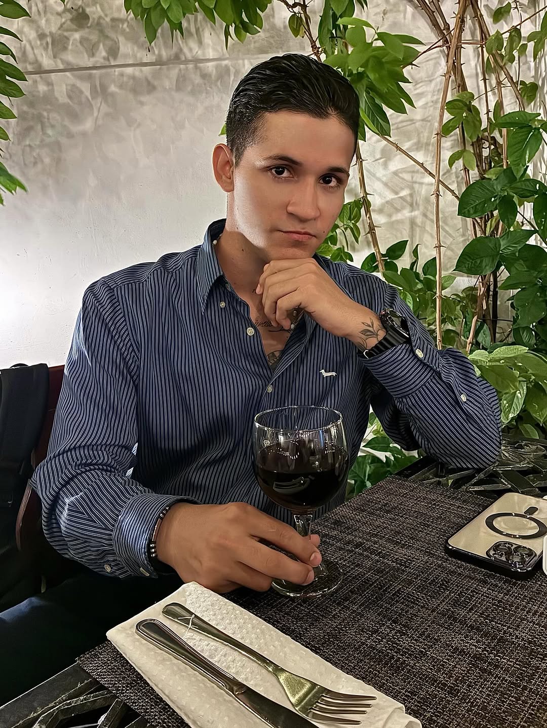 Sapori Italiani: customer enjoying the restaurant atmosphere
