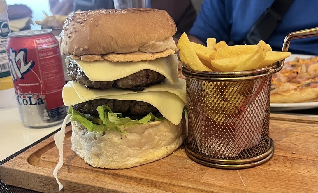 43.5 Bar Restaurante Cafetería: appetizing food presentation