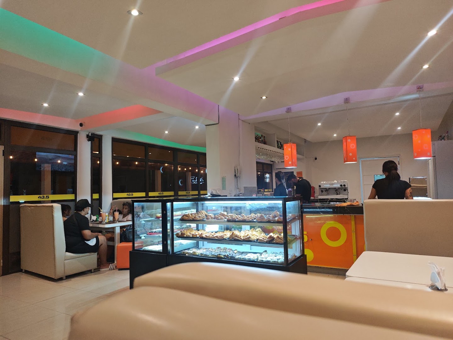43.5 Bar Restaurante Cafetería: clear view of restaurant interior