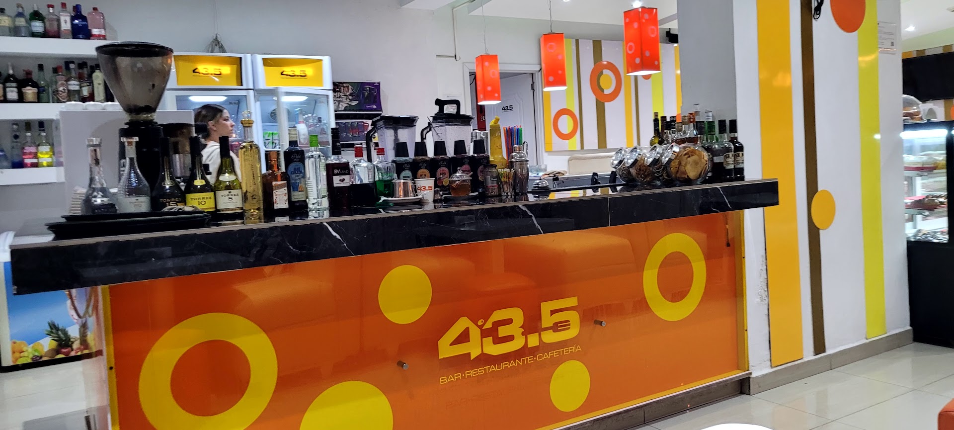 43.5 Bar Restaurante Cafetería: clear view of venue interior