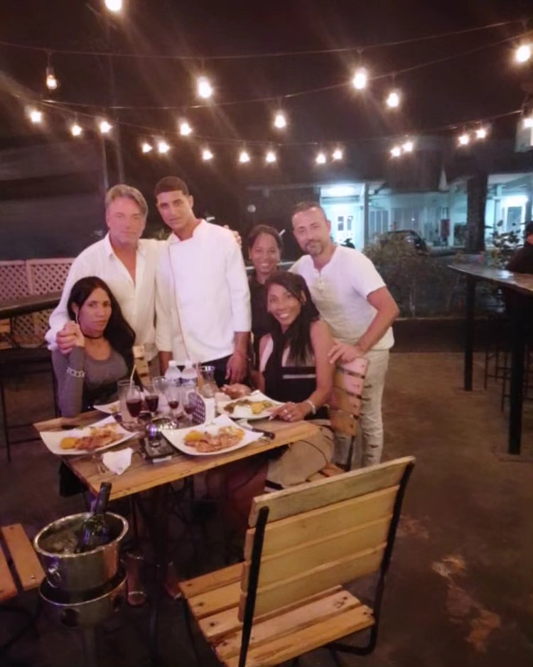 Bistro Bar Atlántida: happy customers and atmosphere