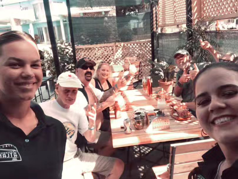 Bistro Bar Atlántida: staff and happy customers