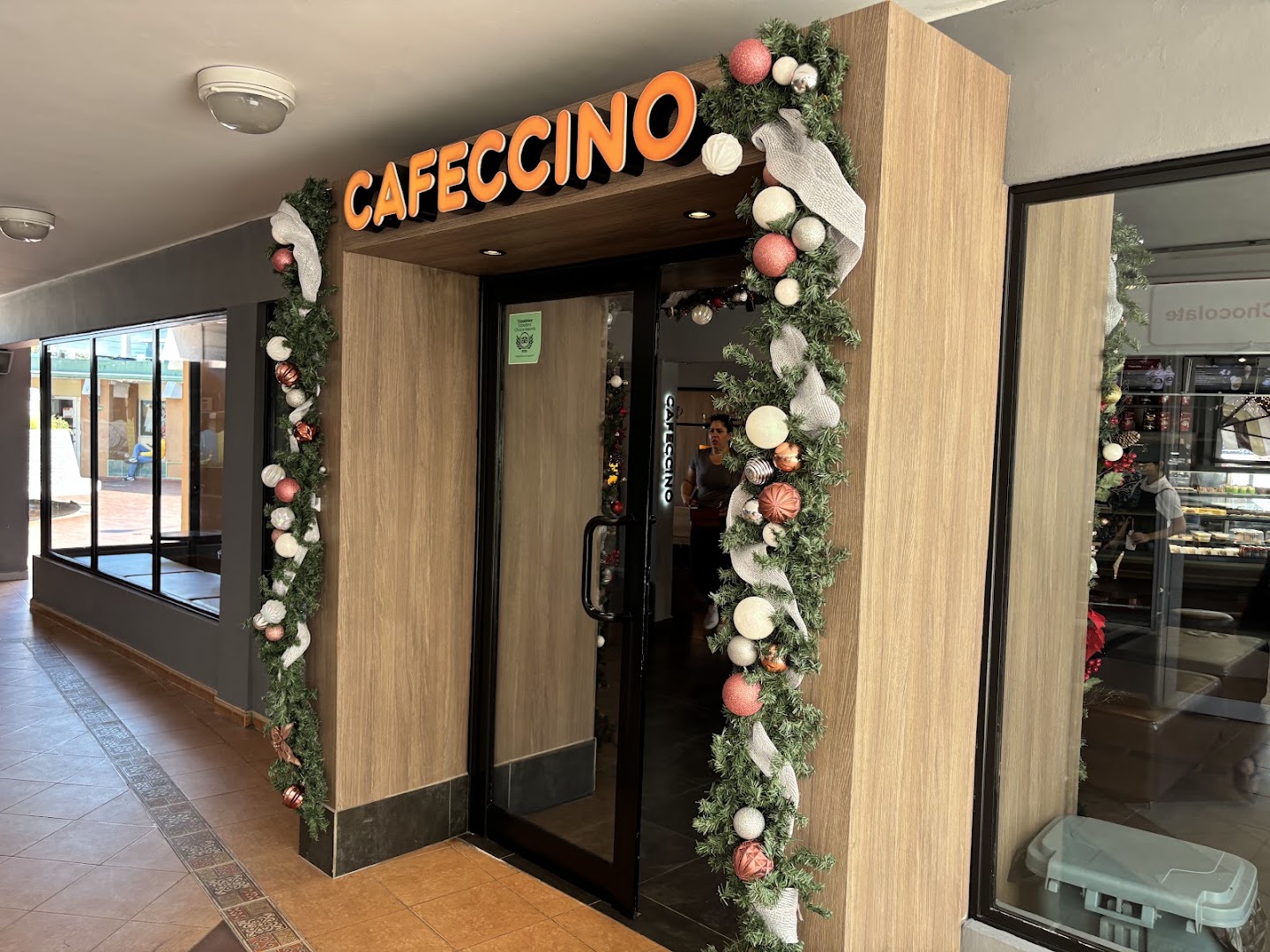 Cafeccino Varadero: clear, inviting storefront photo