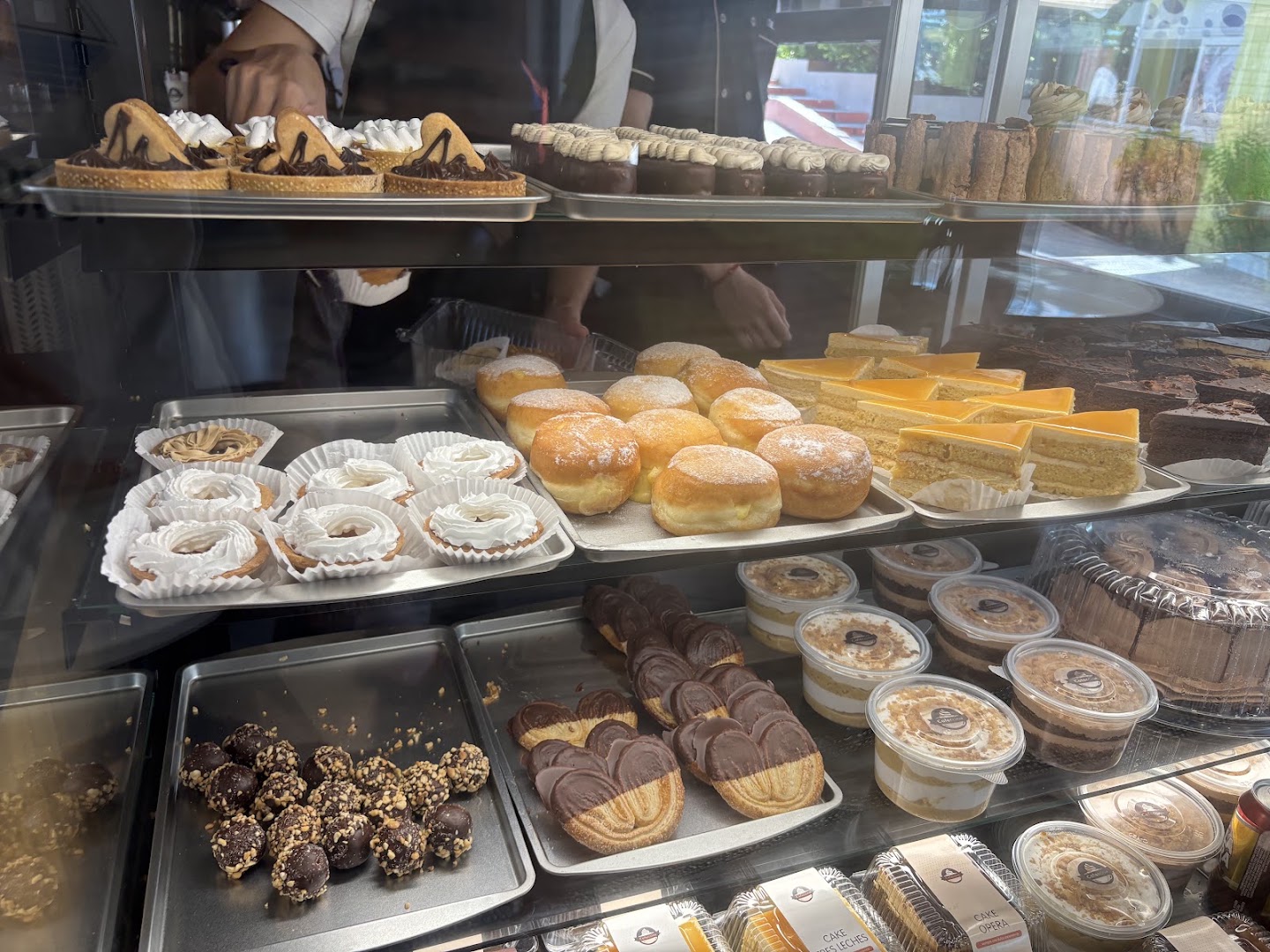 Cafeccino Varadero: appetizing display of fresh pastries