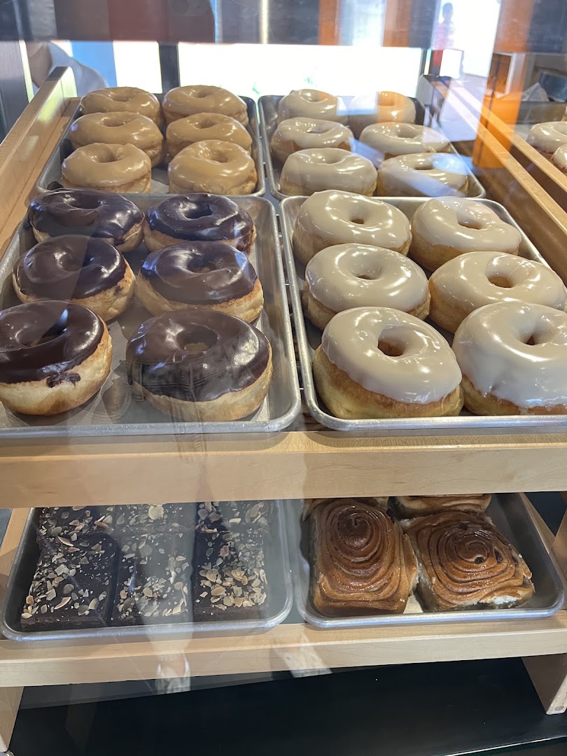 Cafeccino Varadero: appetizing display of fresh pastries