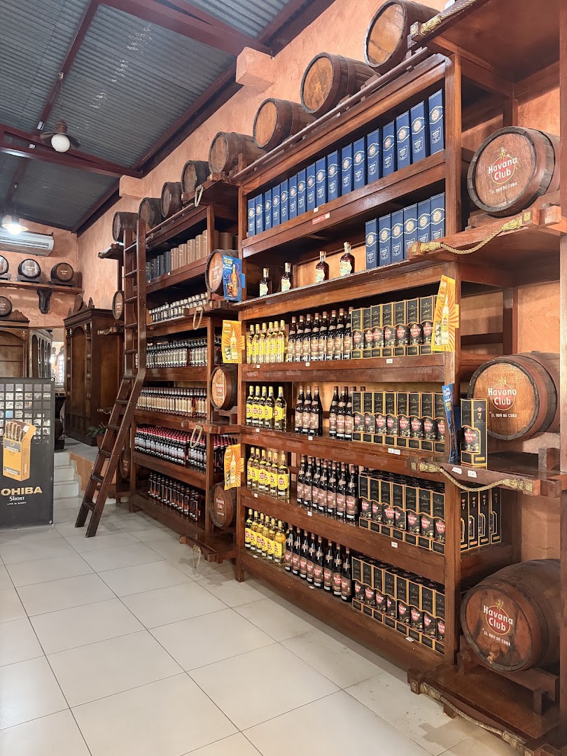 La Casa del Ron: clear display of shop products