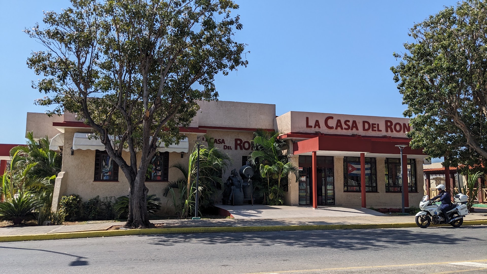 La Casa del Ron: clear photo of shop exterior