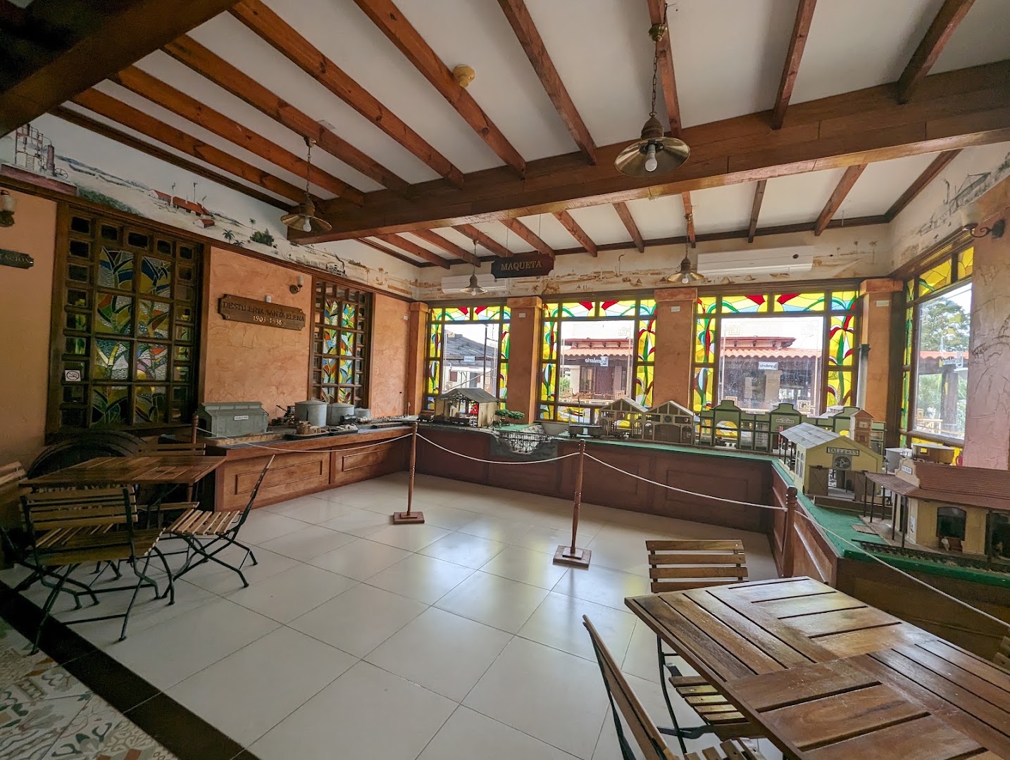 La Casa del Ron: clear view of shop interior