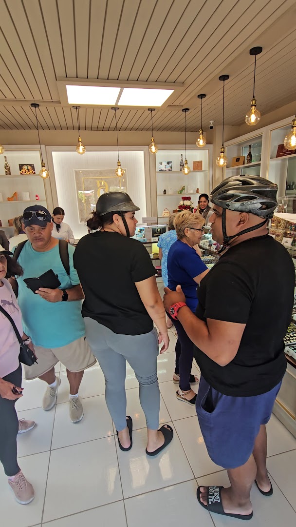 La Chocolatera Varadero: customers enjoying the venue