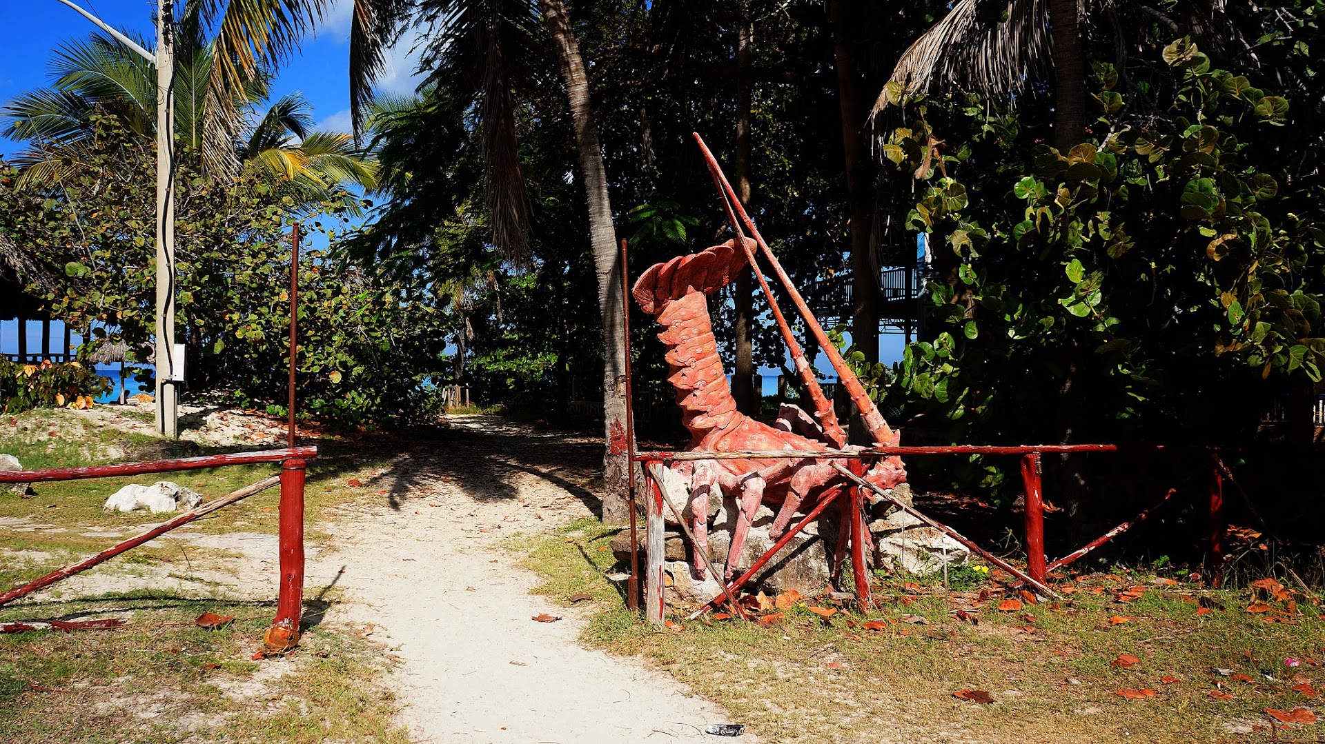 Museo Municipal de Varadero: museum grounds and sculpture