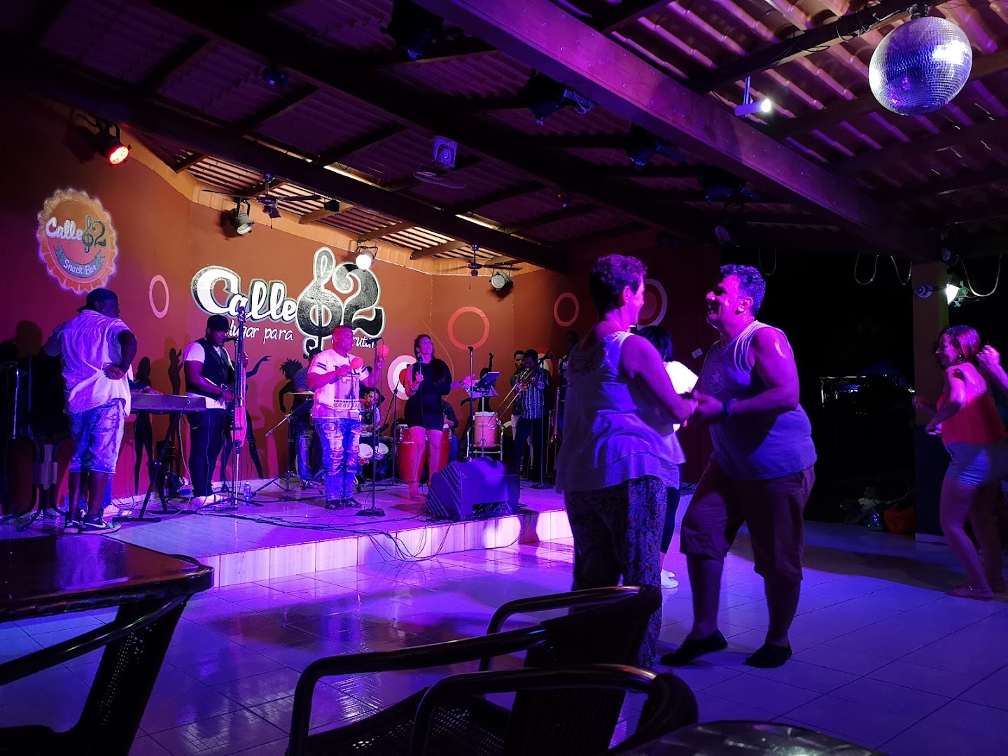 Snack Bar Calle 62: lively bar atmosphere well
