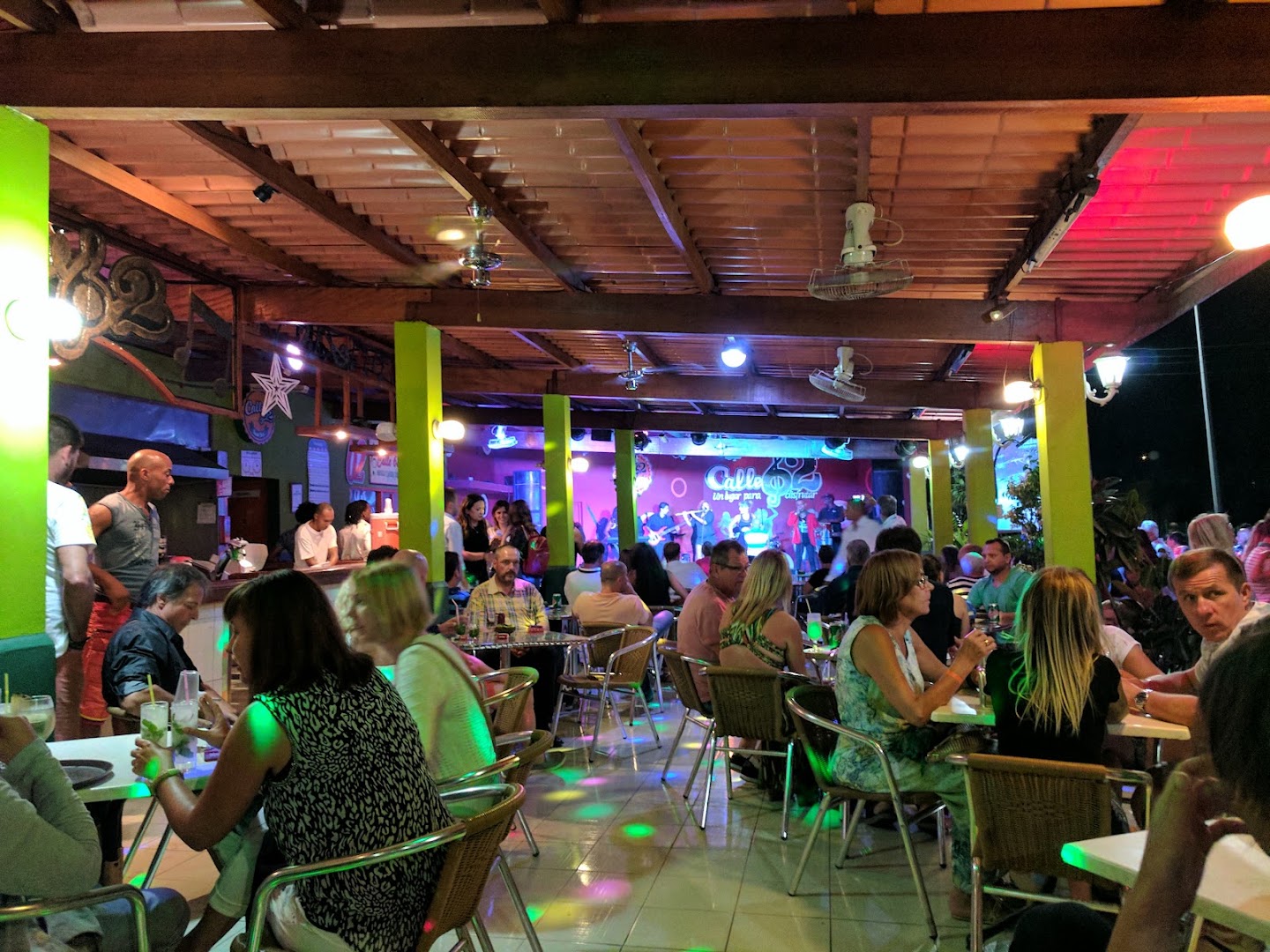 Snack Bar Calle 62: lively atmosphere and venue