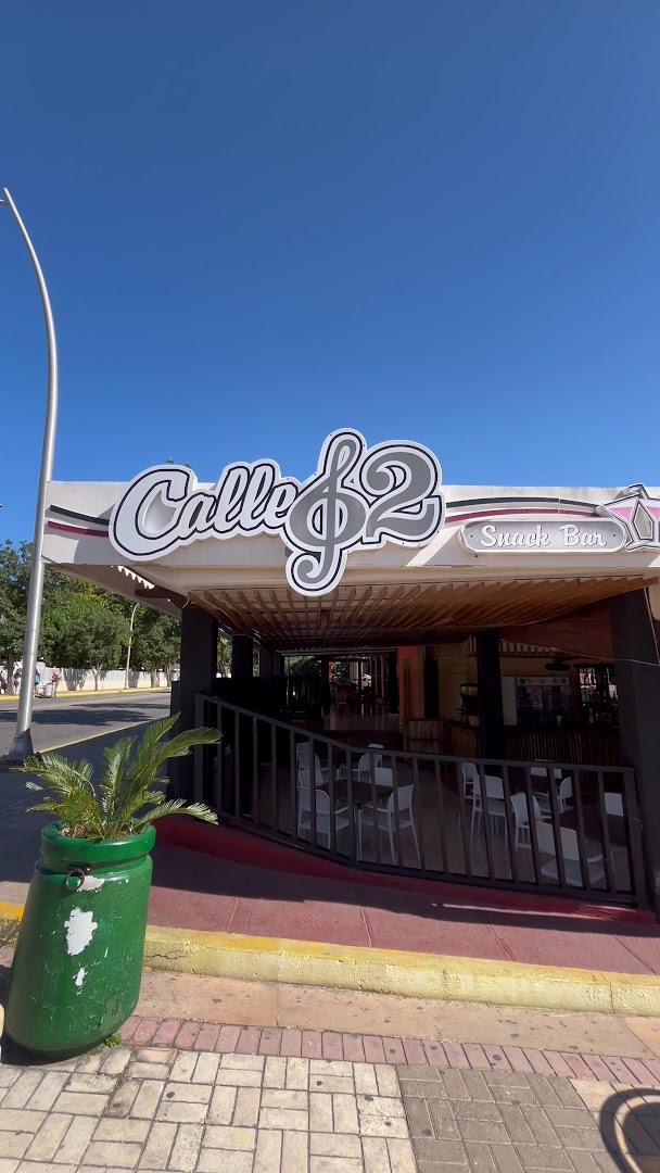 Snack Bar Calle 62: clear exterior shot of venue