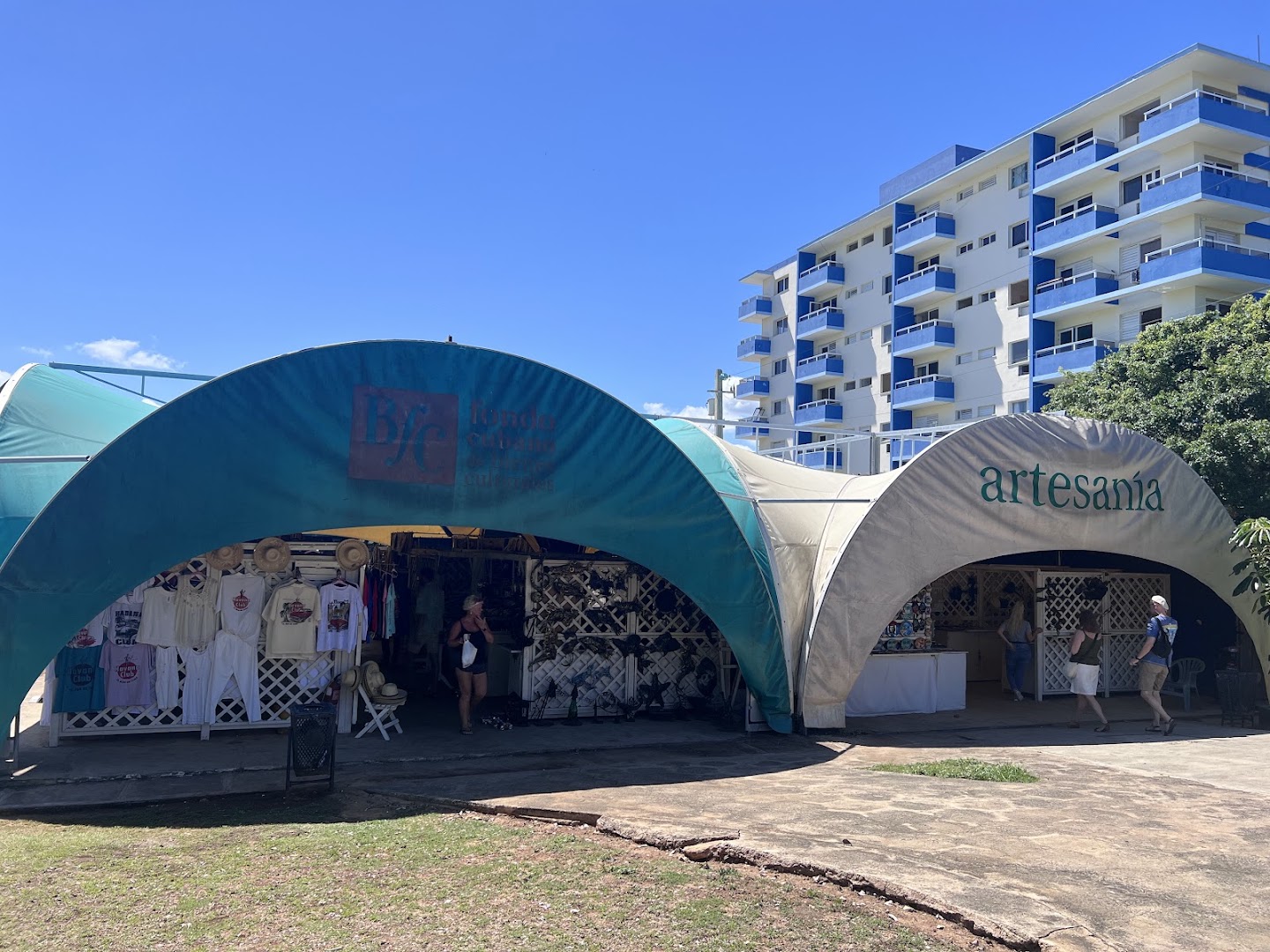 Varadero Street Market: clear view of market stalls