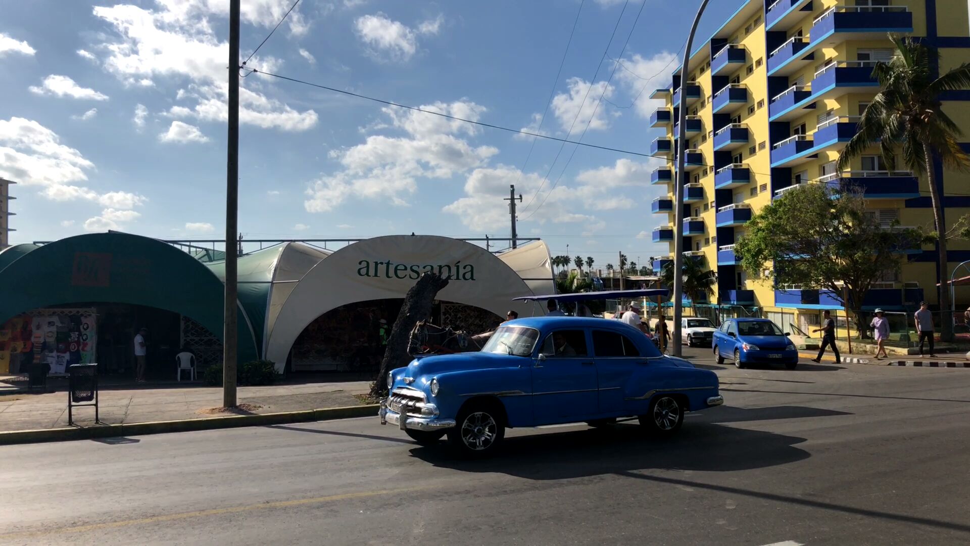 Varadero Street Market: clear view of the market storefront