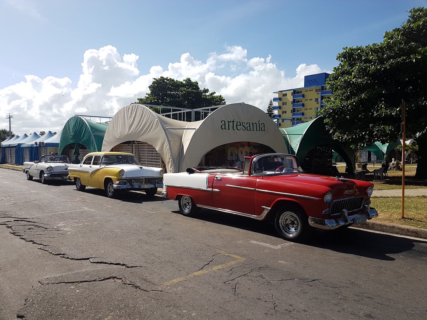 Varadero Street Market: market exterior and atmosphere