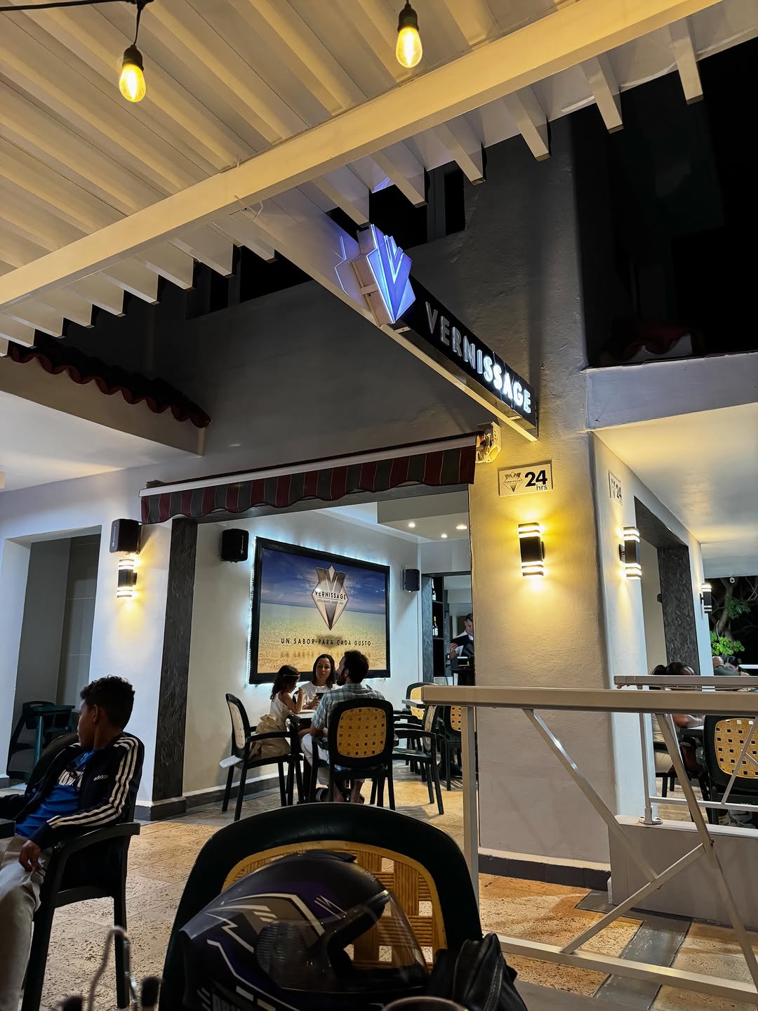 Vernissage La 36: inviting atmosphere and clear branding