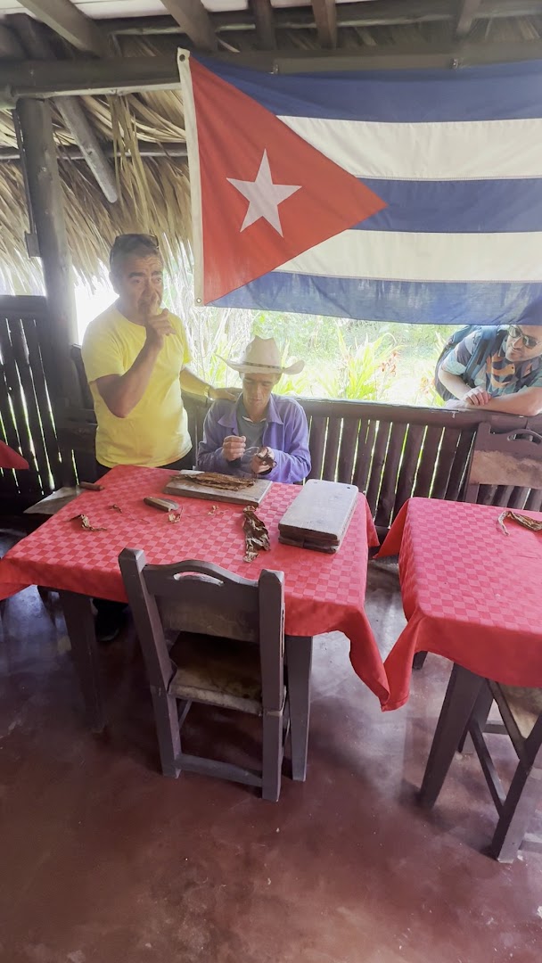 Casa del Veguero: authentic cultural cigar demonstration