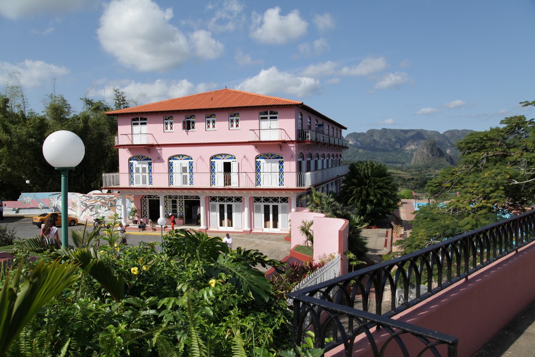 Centro Cultural Polo Montañez: clear exterior view of venue