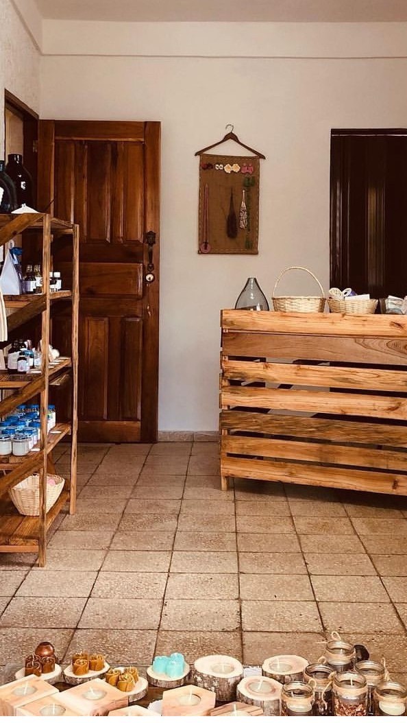Proyecto ViñaleArte: clear view of shop interior