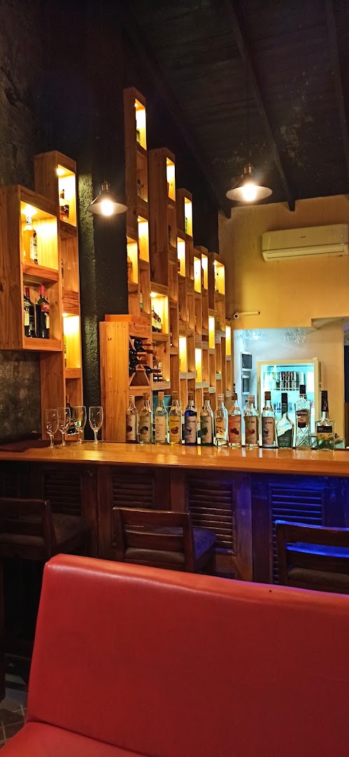 Valcatá Bar Restaurant Tapas: attractive interior and bar atmosphere