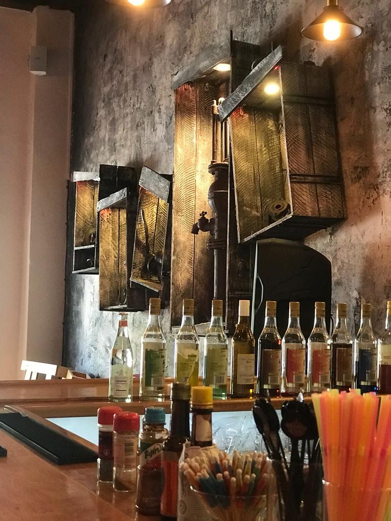 Valcatá Bar Restaurant Tapas: venue atmosphere and bar