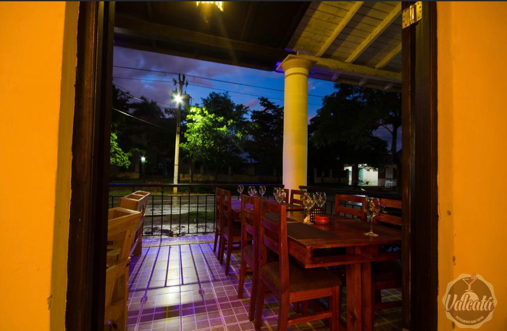 Valcatá Bar Restaurant Tapas: inviting atmosphere and professional composition