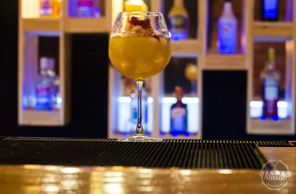 Valcatá Bar Restaurant Tapas: professional cocktail photo at bar