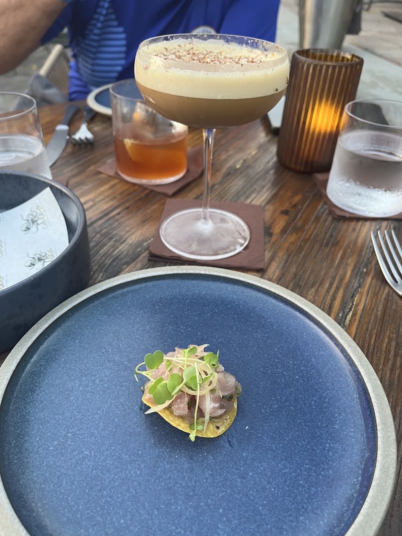 Caleo Crudos y Parrilla: appetizing food and drink presentation