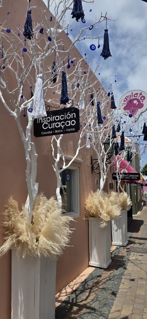 Inspiración Curaçao: attractive storefront and shop branding