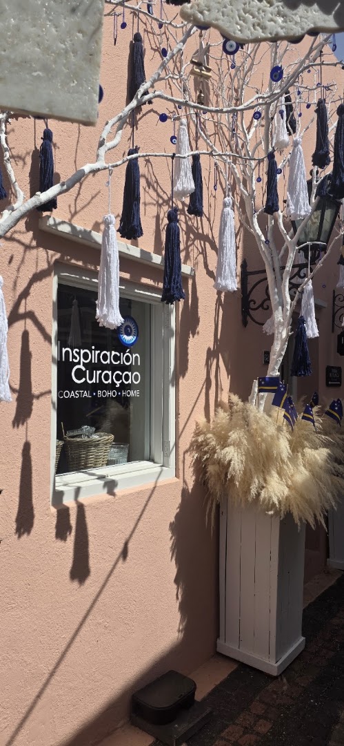 Inspiración Curaçao: attractive storefront and shop branding