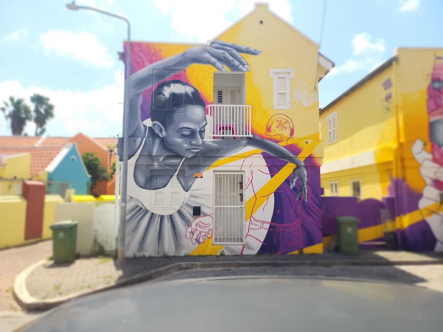 Kas Lila: attractive storefront with artistic mural