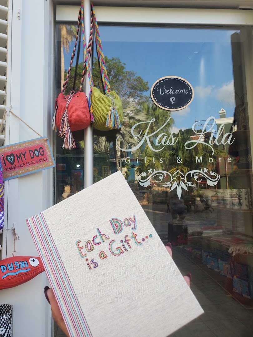 Kas Lila: clear product display at storefront
