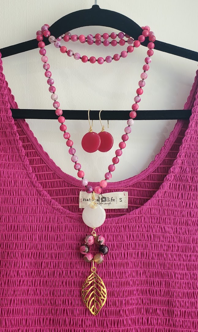 Kas Lila: clear product display of jewelry