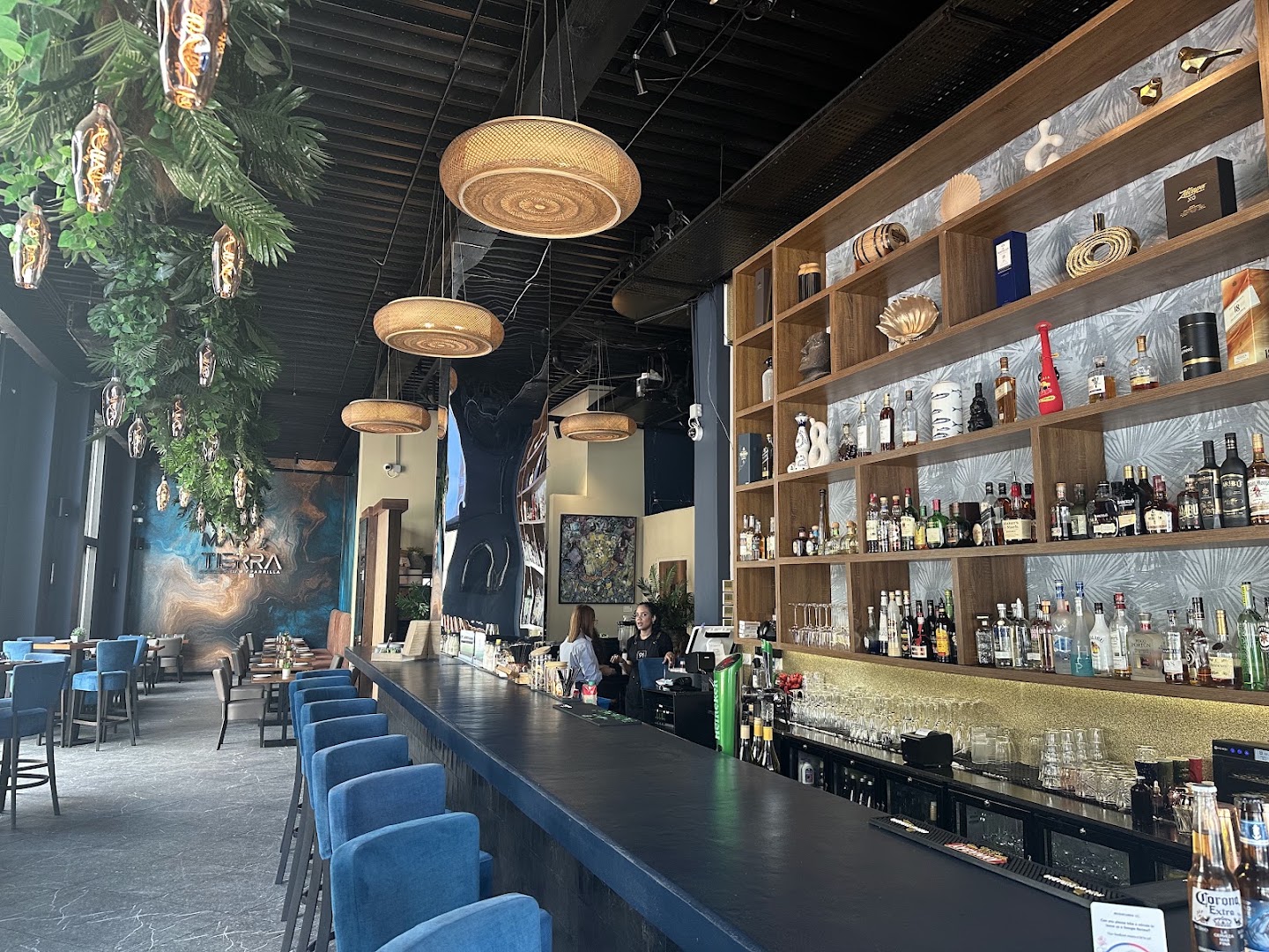 Mar y Tierra 91: high quality interior restaurant shot