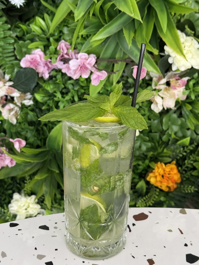 Graze Lounge: appealing, high-quality cocktail photo