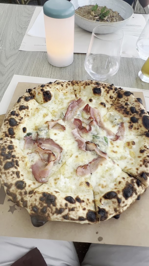 Margherita Pizza Artigianale: appetizing photo of restaurant pizza
