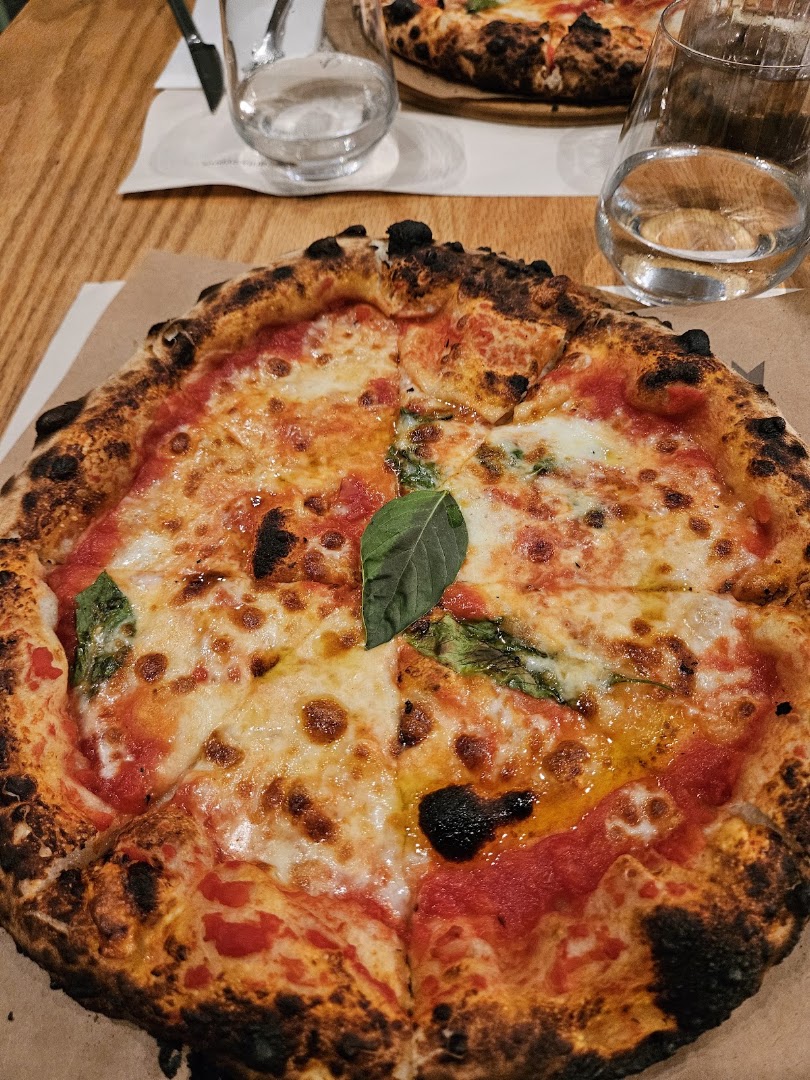 Margherita Pizza Artigianale: appetizing photo of restaurant pizza