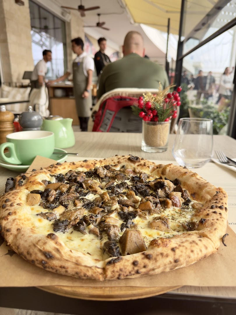 Margherita Pizza Artigianale: appetizing pizza in restaurant setting