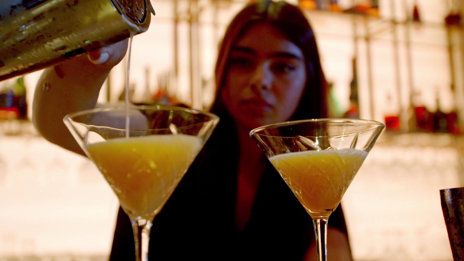 Pepper Bar Lounge: professional shot of cocktail preparation