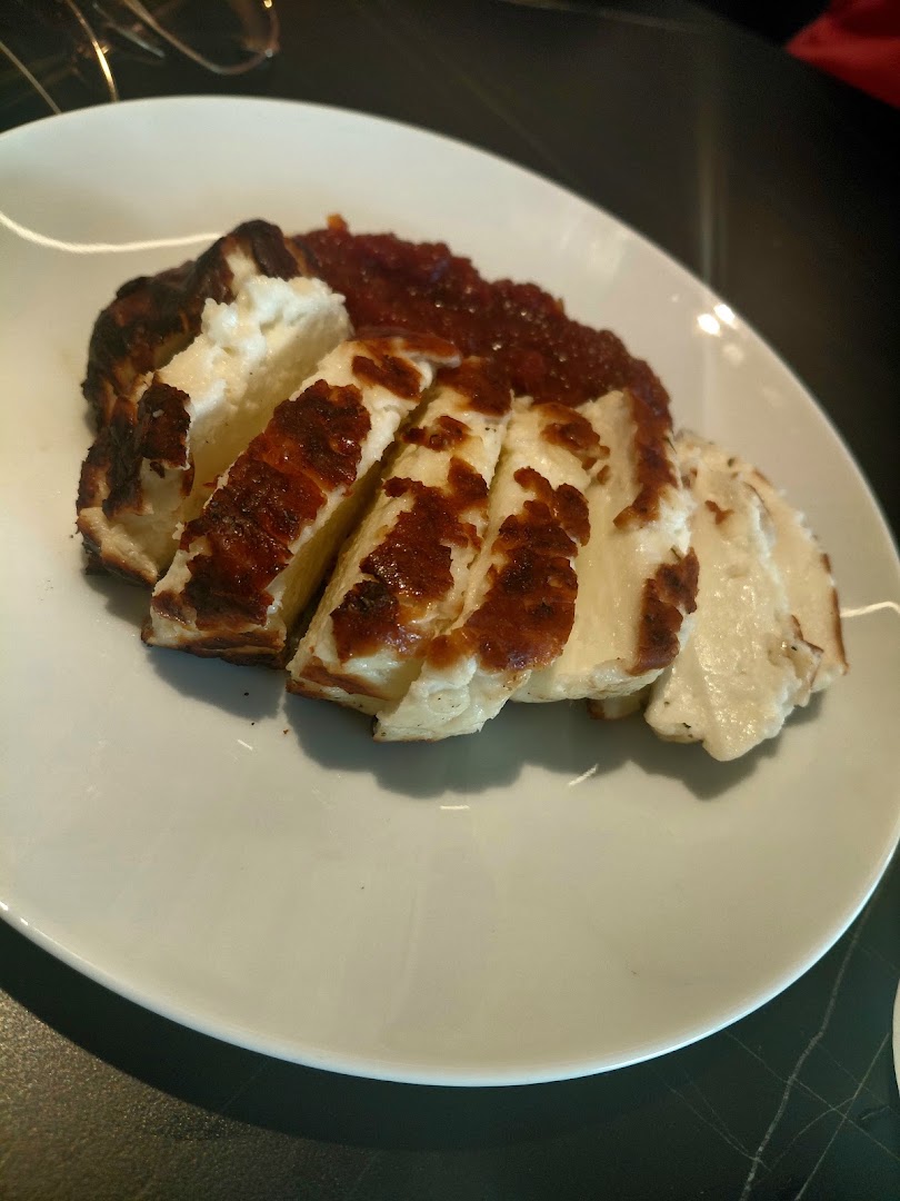 Clubhouse by Aris: appetizing photo of grilled halloumi