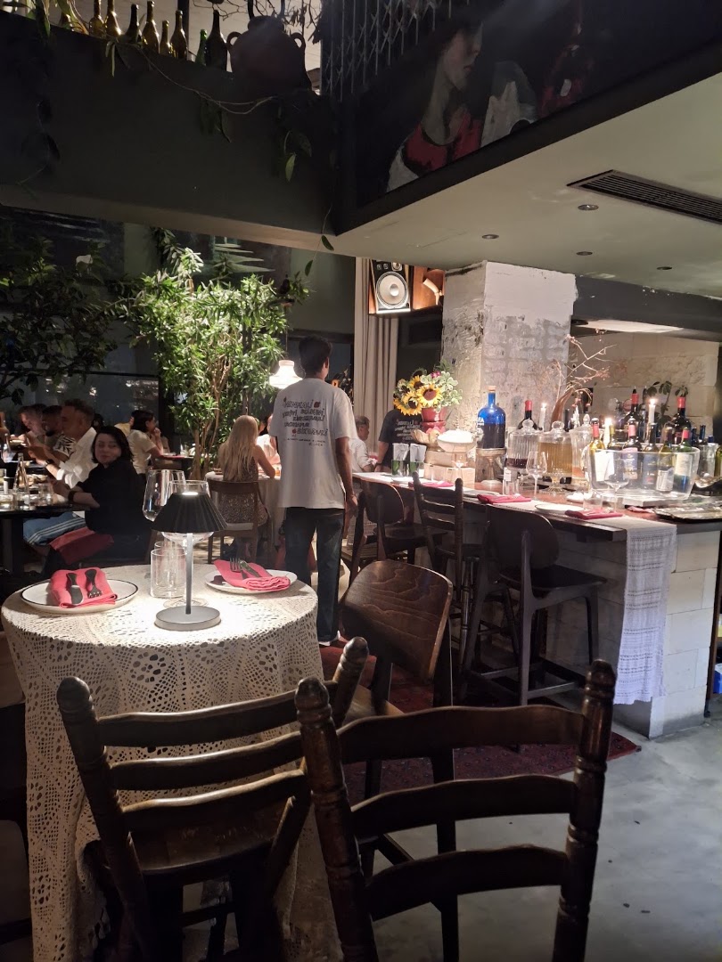 Leila: inviting atmosphere and interior shot