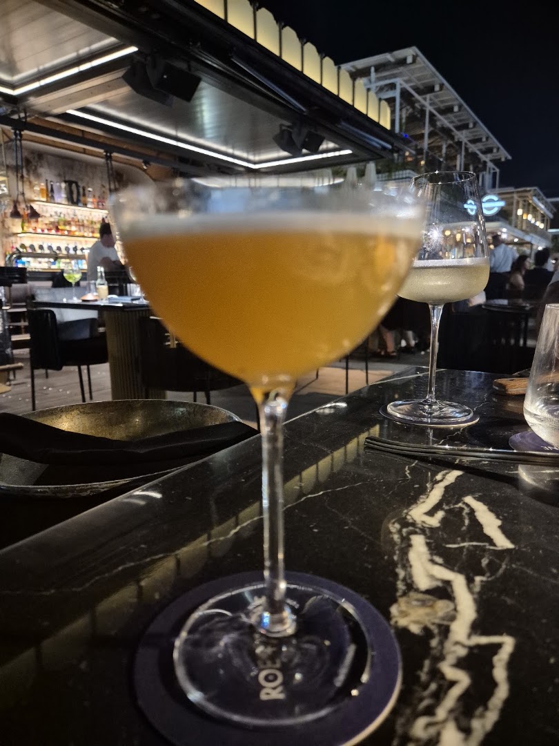 Roe & Bone: appealing atmosphere and cocktail shot
