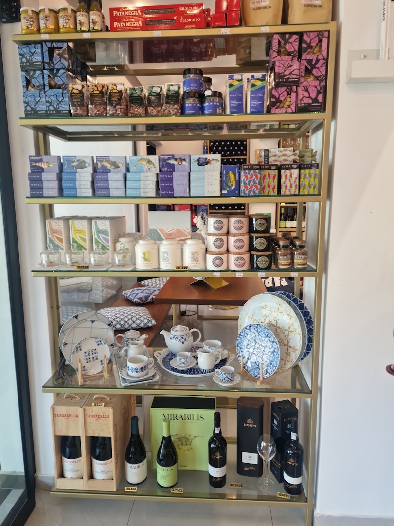 Sunday in Lisboa Concept Store: clear display of shop products