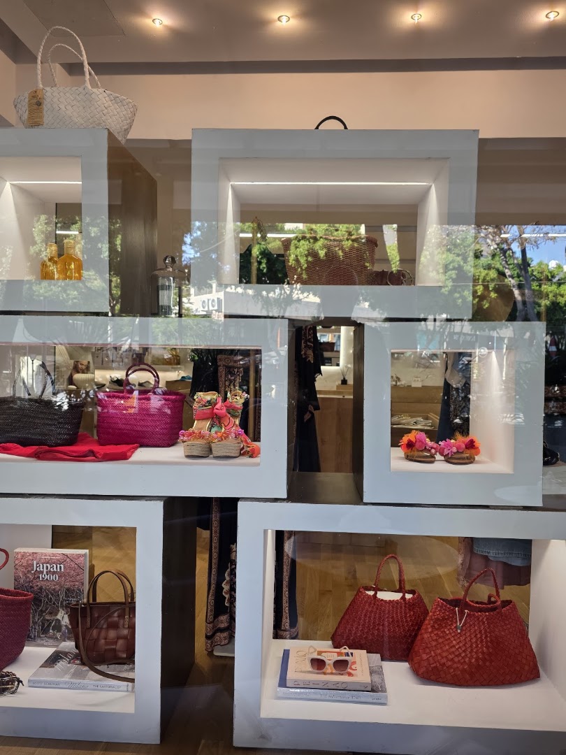 Sunday in Lisboa Concept Store: clear display of shop products