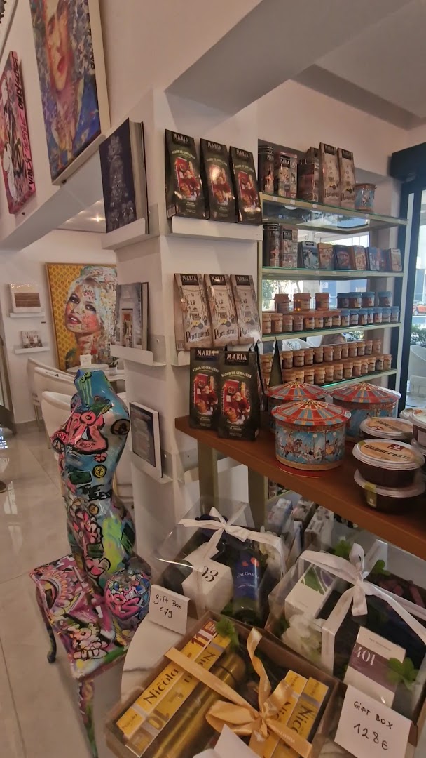 Sunday in Lisboa Concept Store: clear display of shop products