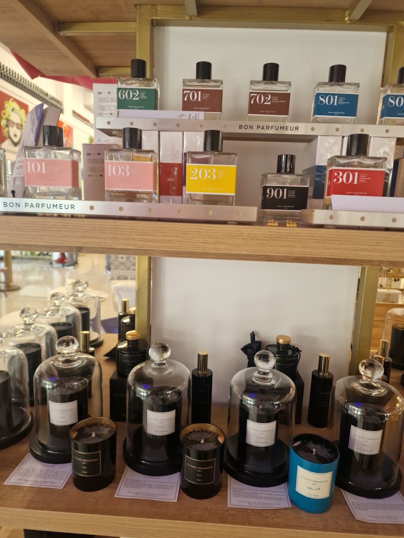 Sunday in Lisboa Concept Store: clear display of shop products